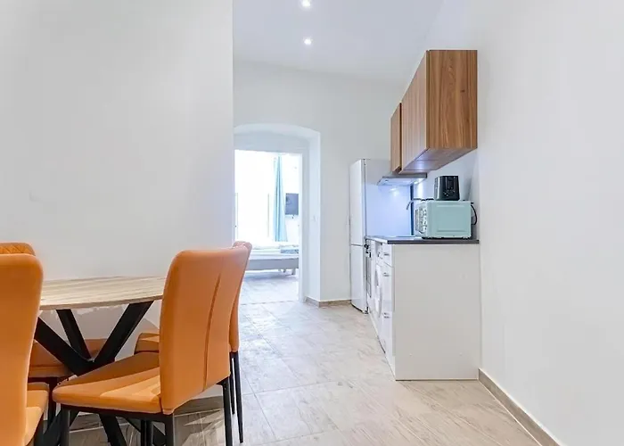 Apartment Prime Location - 1 Bedroom With Wifi & Tv *